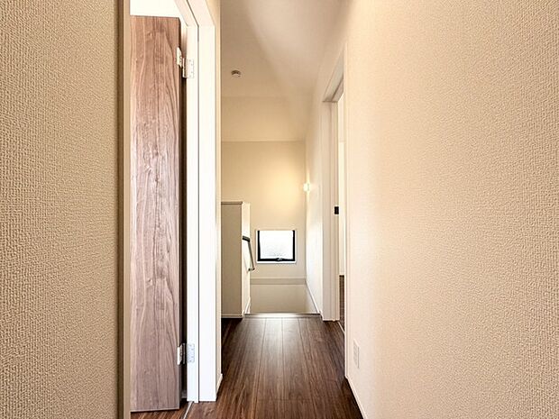 奥へ続く廊下が、洗練された空間へと誘います