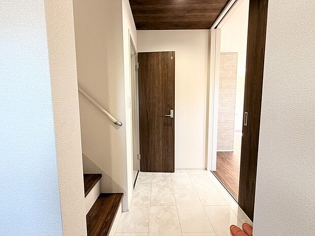 木の温もりと柔らかな光が調和する、洗練された空間。