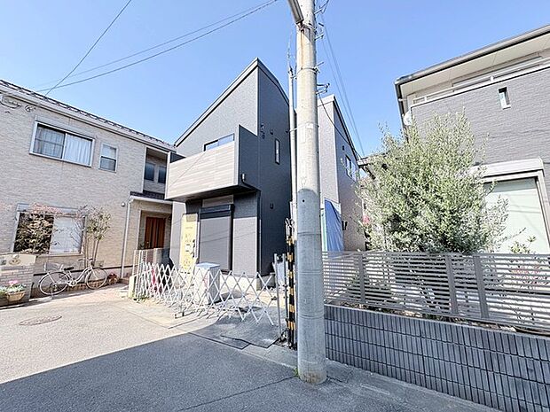 モダンな佇まいと緑が調和する、落ち着いた街並み