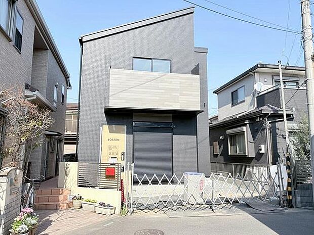 モダンな外観が洗練された街並みに調和する住まい