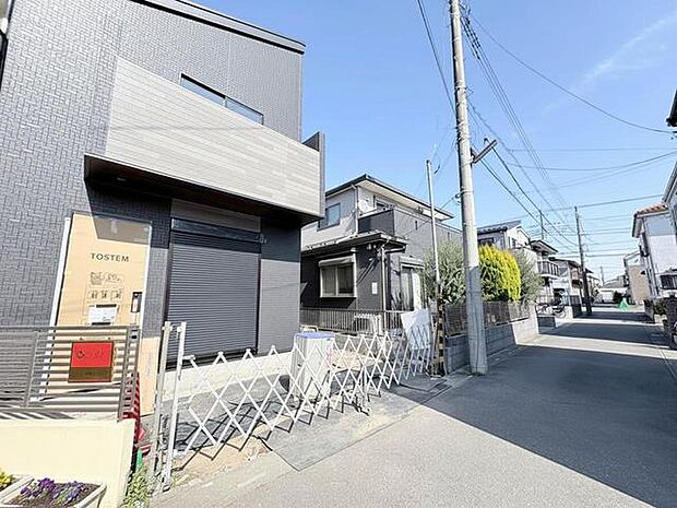 日差しが心地よい、穏やかな街並みに佇む住まい。