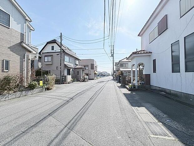 青空の下、穏やかな街並みが広がる心地よい暮らし。