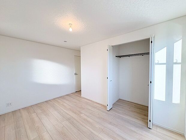 大事な日当たりは、大きな窓から。誰のお部屋にしましょう。 