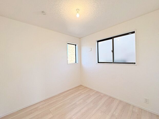 洋室は子供部屋にもちょうどいいサイズ感、4.5帖。
