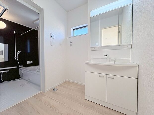 お出かけ前の身だしなみに一歩差がつく三面鏡。 