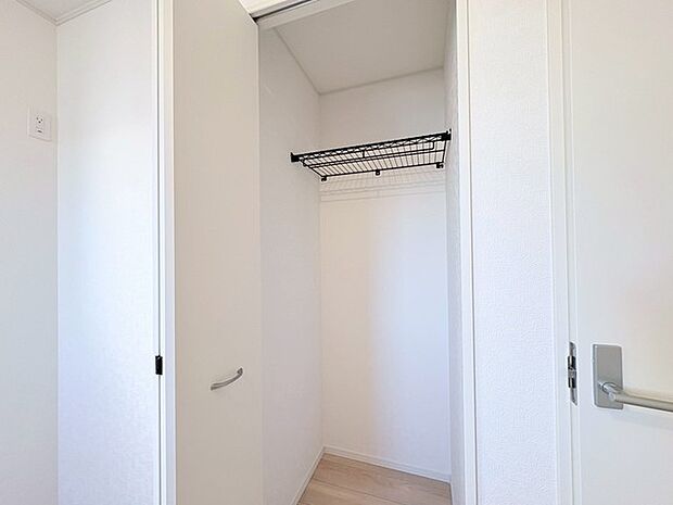今や標準、全居室収納スペース付きの物件です。 