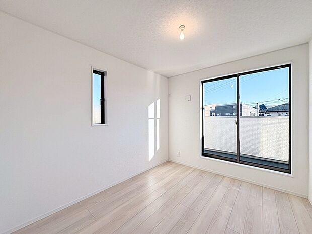 バルコニーからはたっぷりと太陽の光が舞い込みます。