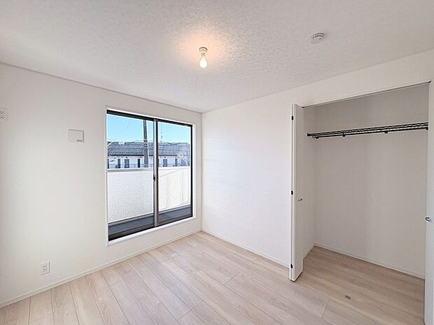 バルコニーからはたっぷりと太陽の光が舞い込みます。