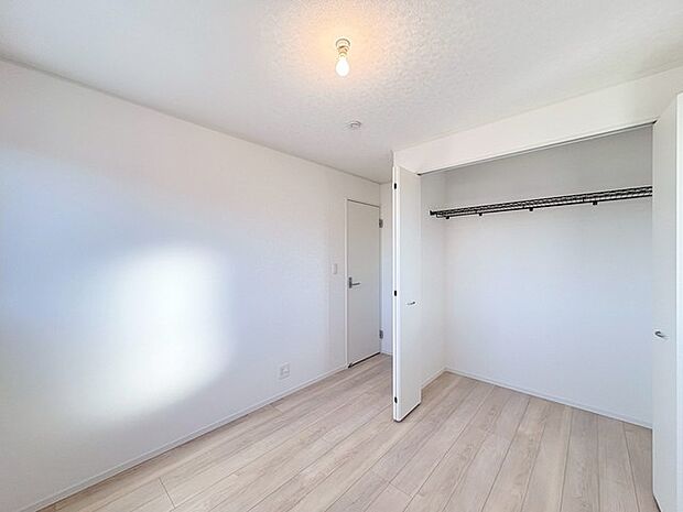 新築の木の匂いのする室内。写真では伝わらないので、ぜひ現地でお確かめください。