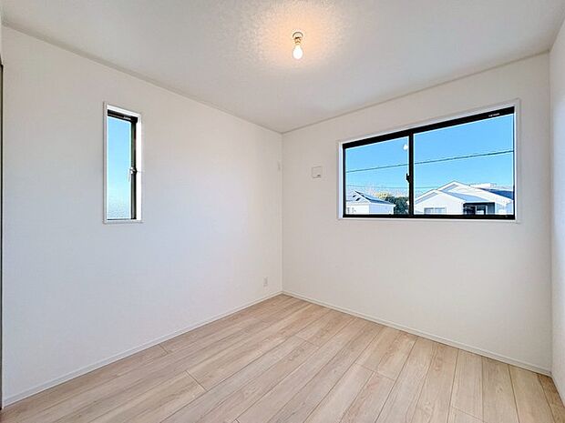 新築の木の匂いのする室内。写真では伝わらないので、ぜひ現地でお確かめください。