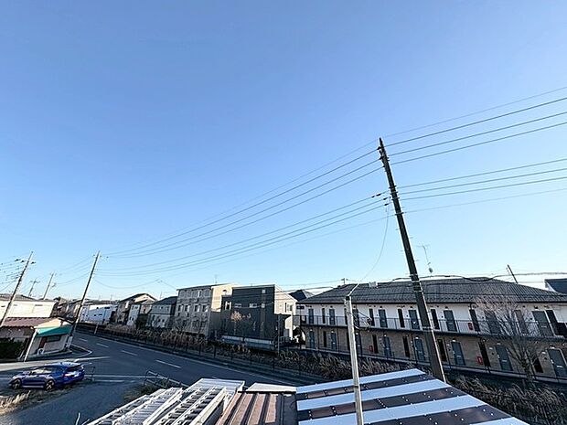 主に二階建てが中心の住宅街。近隣の屋根を高さを見ても、こちらの家と同じくらい。