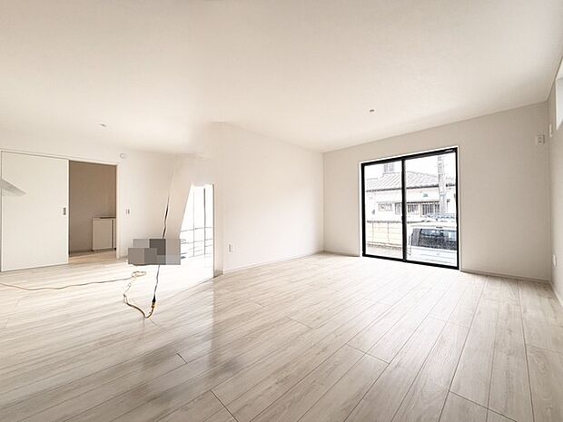 広々とした空間に、柔らかな光が心地よく広がる住まい