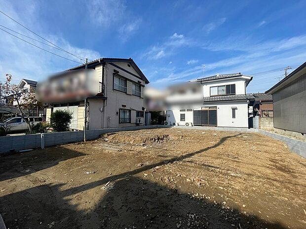 幅員の狭い道ですが、車通りの少ない住宅街に立地してます。 