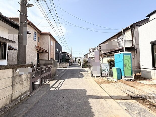 穏やかな空の下、広がる住宅街の風景