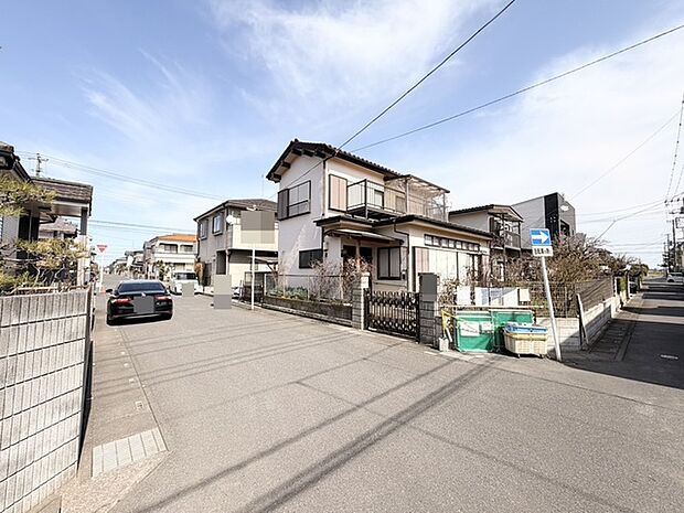 穏やかな街並みに調和する、温かな雰囲気の住まい。