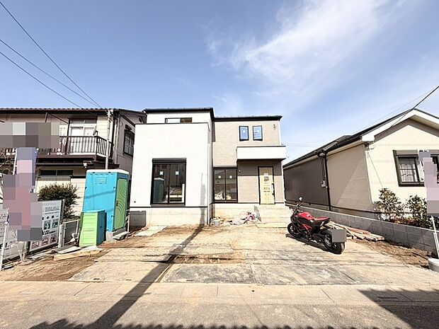 澄み渡る青空の下、新しい暮らしがはじまる心地よい空間