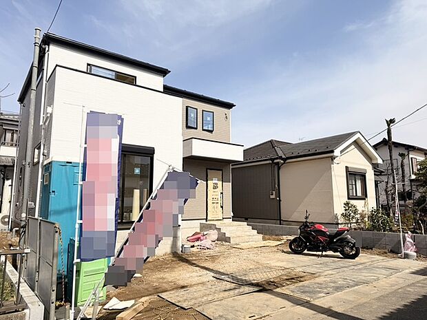 街並みに馴染む、落ち着きのある佇まい。