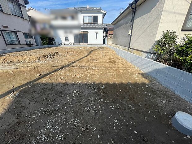 幹線道路から1本入った現地は、想像以上に静かに感じられます。 