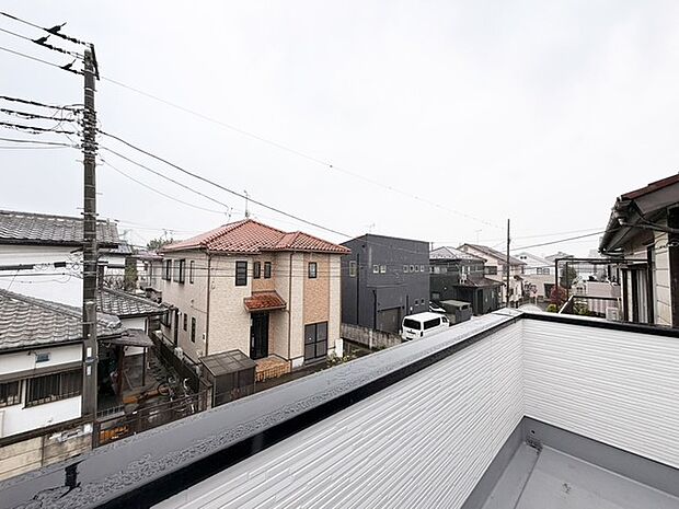 落ち着いた街並みに馴染む、温かみのある外観です。
