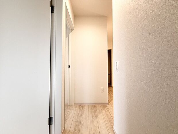 白と木目が調和する、穏やかな広がりを感じる空間