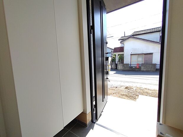 開放的な玄関から広がる、心地よい暮らしの始まり。