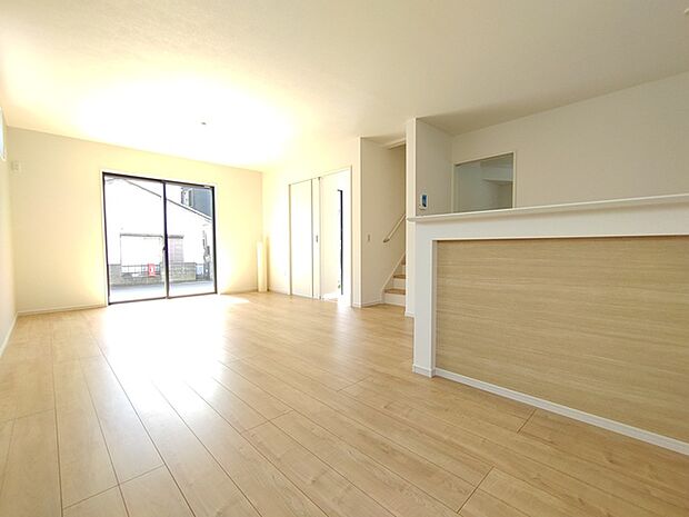 広々とした空間に、柔らかな木漏れ日が心地よく広がる住まい。