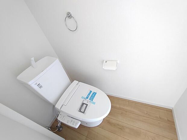 清潔感あふれる空間に、温かみのある床材が調和する設え