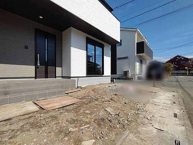 モダンな外観に、清々しい青空が映える住まい
