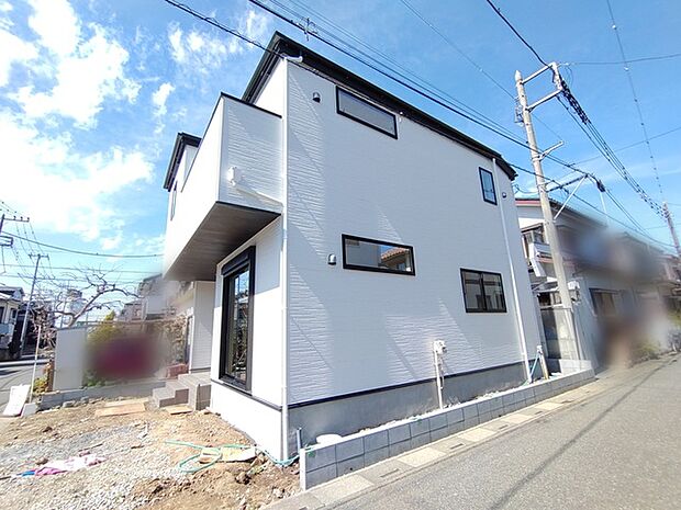 青い空に映える、洗練された白い住まい