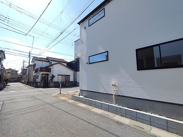 静かな街並みに調和する、洗練された佇まい。