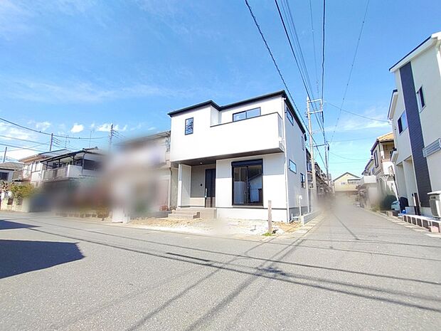 澄み渡る空の下、整然とした街並みに溶け込む白亜の邸宅。