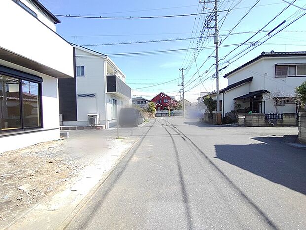 清々しい青空の下、心地よい静けさが広がる街並み