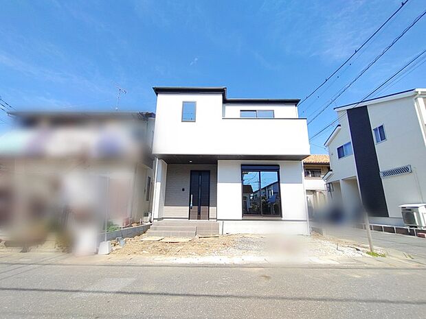 青空の下、洗練されたデザインが際立つ邸宅。