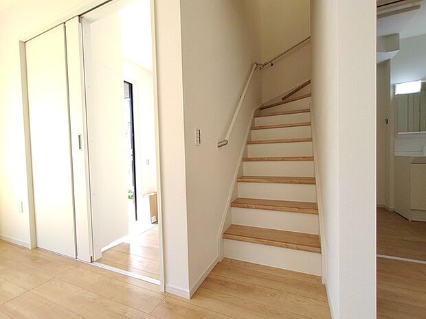 自然な木目と白が調和する、心地よい空間