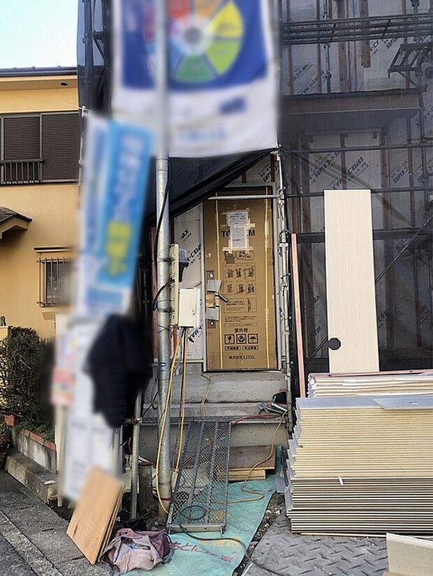 アプローチからの玄関がおしゃれな住宅。出発も帰宅も楽しみになるかも。