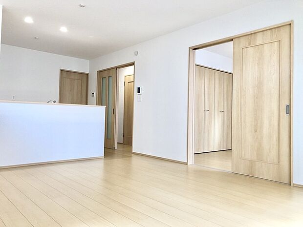 木調のドアが連なる、温もりと広がりを感じる空間