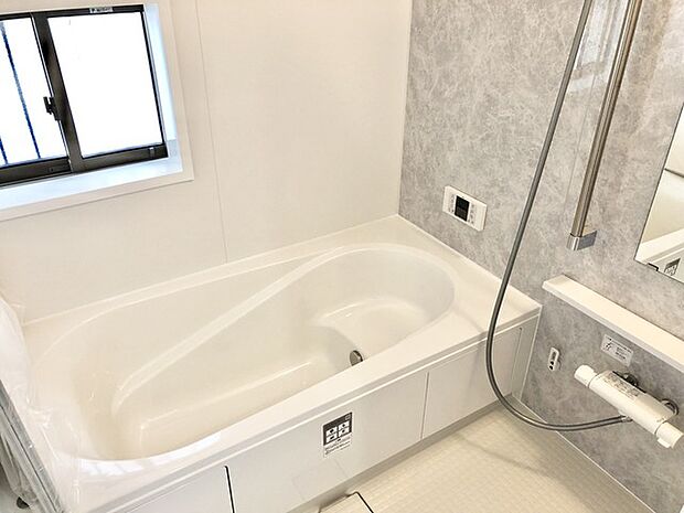 穏やかなひとときを彩る、清潔感あふれるバスルーム