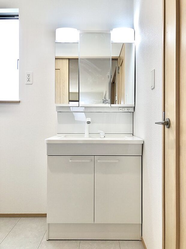 清潔感あふれる空間で、毎日の身支度が心地よく始まります。