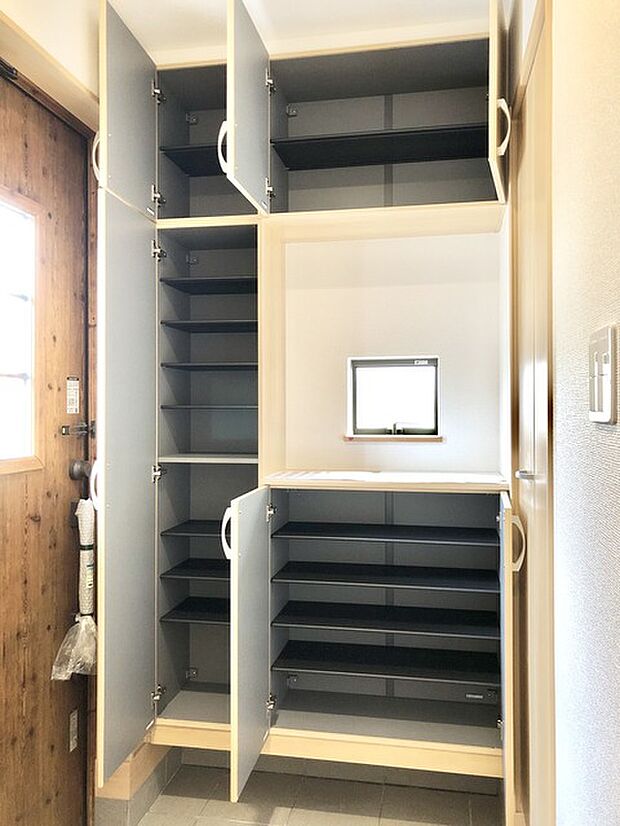 玄関をスッキリ整理。いつも気持ち良く使える玄関収納ボックス付き。