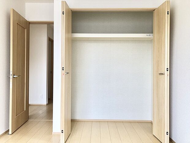 広がる空間と、穏やかな木の温もりが心地よい住まい。