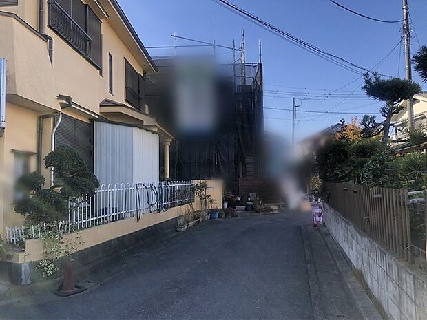 幅員の狭い道ですが、車通りの少ない住宅街に立地してます。 