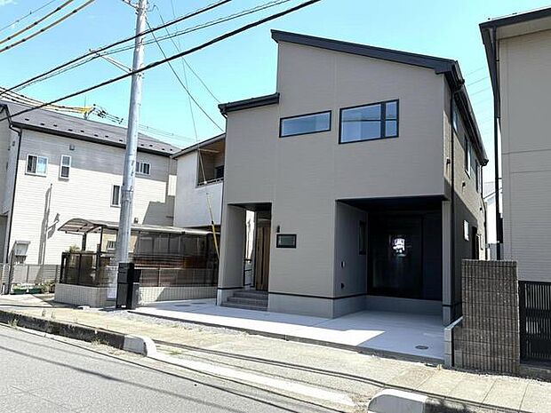 モダンな外観と、落ち着きある佇まいが調和する住まい