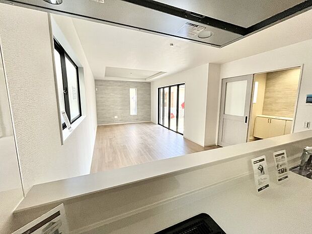 キッチンから見たリビングの様子。