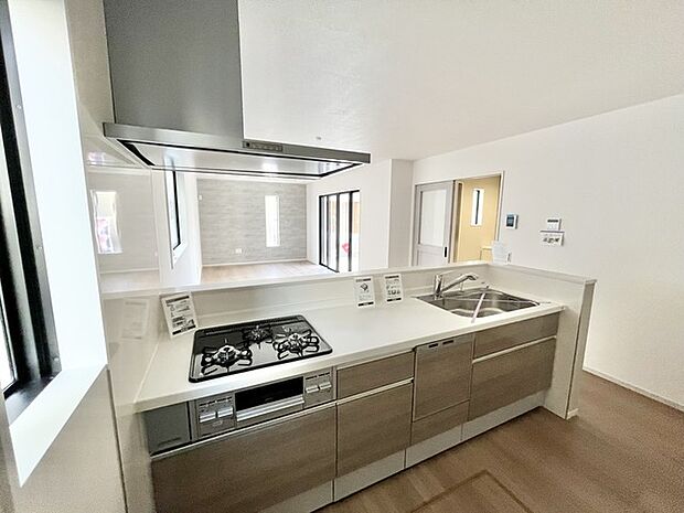 料理をしながらでも、ご家族との会話を楽しめる対面キッチン。