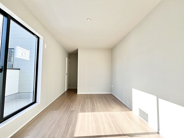 南から明るい光が射し込む、陽だまりの空間。