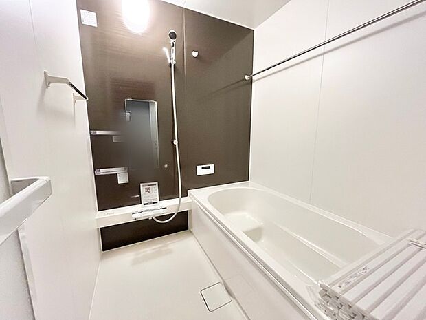 広々1坪タイプのゆったり浴室ユニット。防カビ・抗菌素材なのもうれしい。