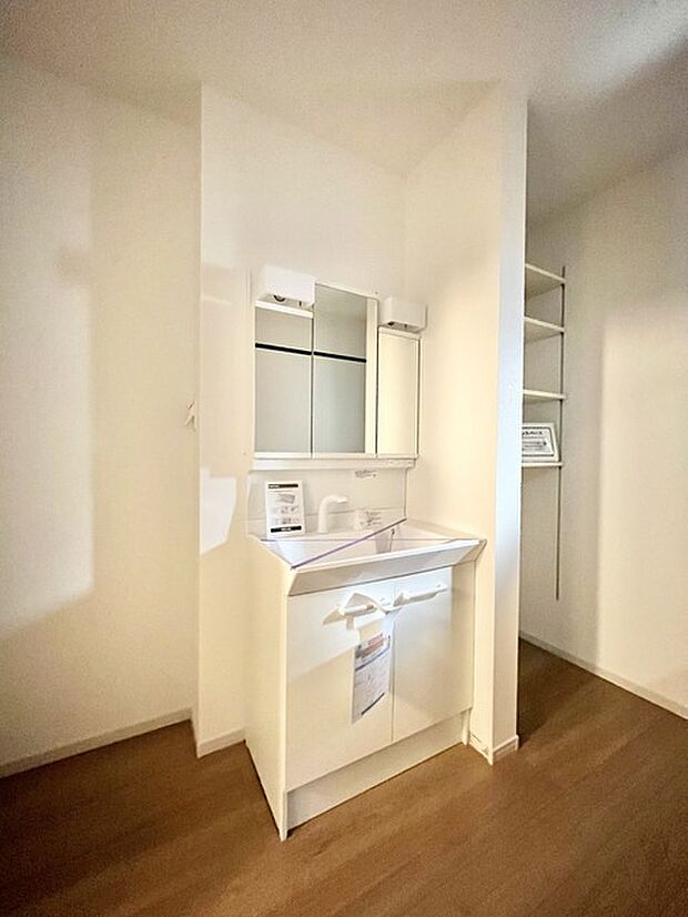 生活用品のレイアウトが見やすい一面鏡タイプの洗面化粧台。