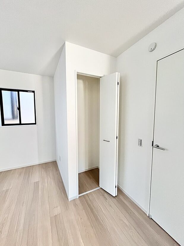 部屋と部屋の隙間をうまく使ったスリムな収納スペース。