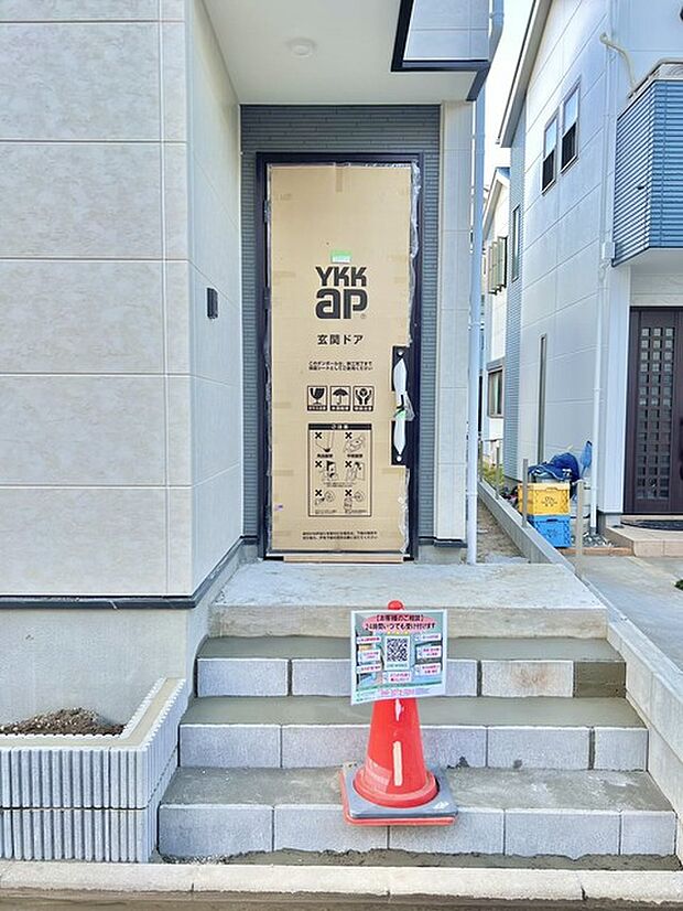 新築の玄関扉。きっと今のお家より重厚感が違います。