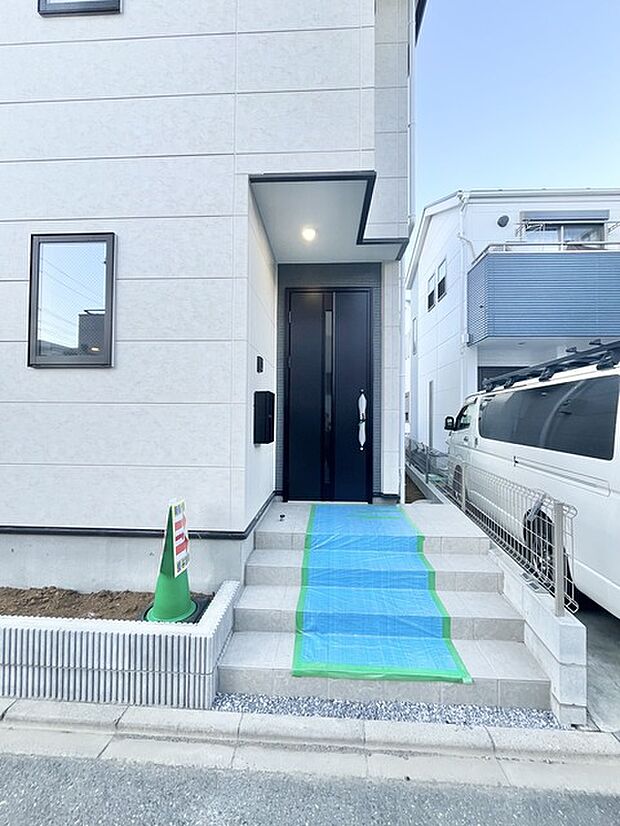 洗練された外観と、上品な玄関へのアプローチ。